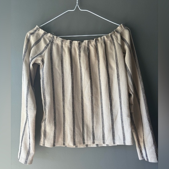 That’s it! Size small, off the shoulder, striped, cream coloured top - Picture 5 of 7